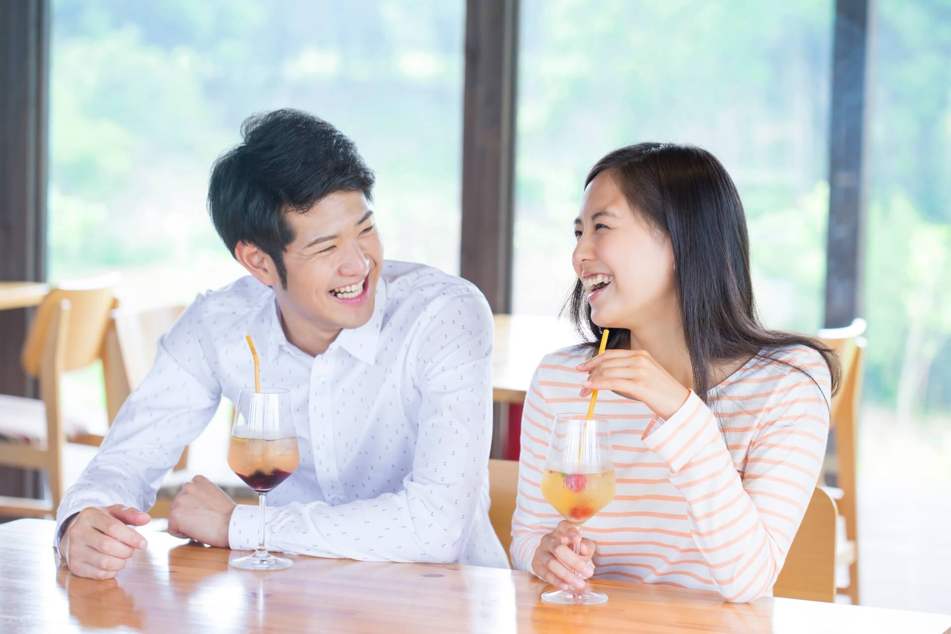 カフェで向かい合って楽しそうに話す男女