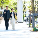 初デートで街を歩く、シンプルな服装の日本人カップル