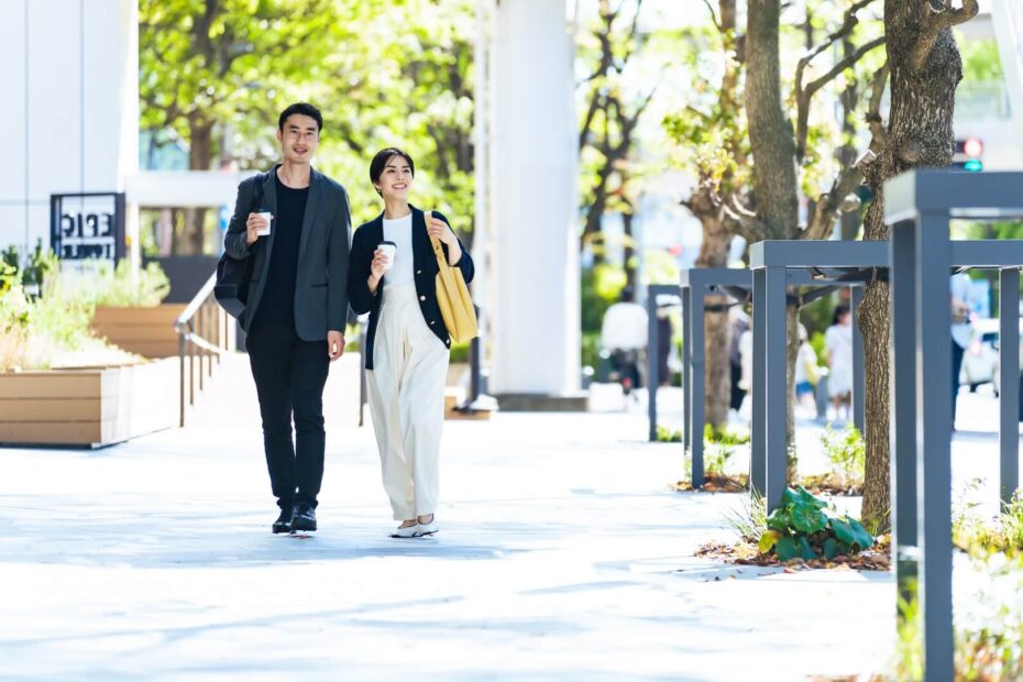 初デートで街を歩く、シンプルな服装の日本人カップル