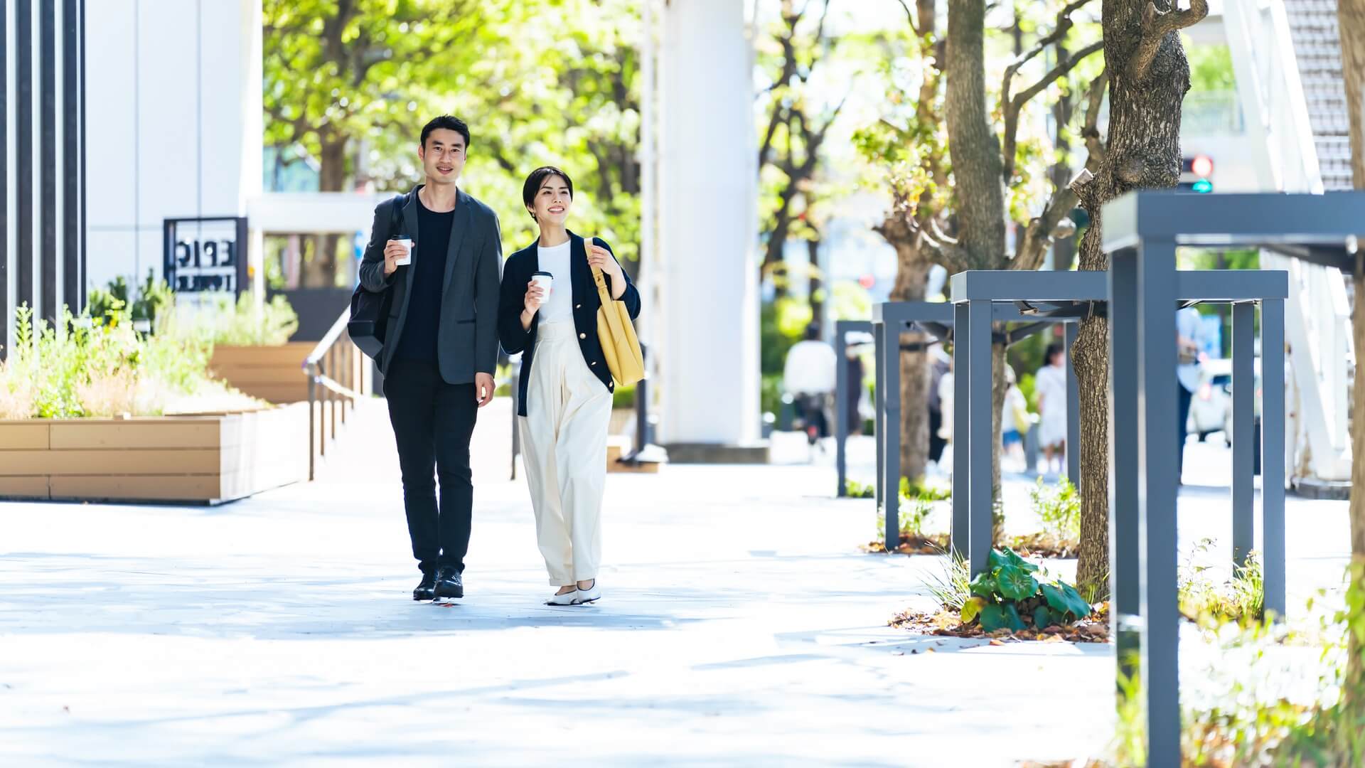 初デートで街を歩く、シンプルな服装の日本人カップル